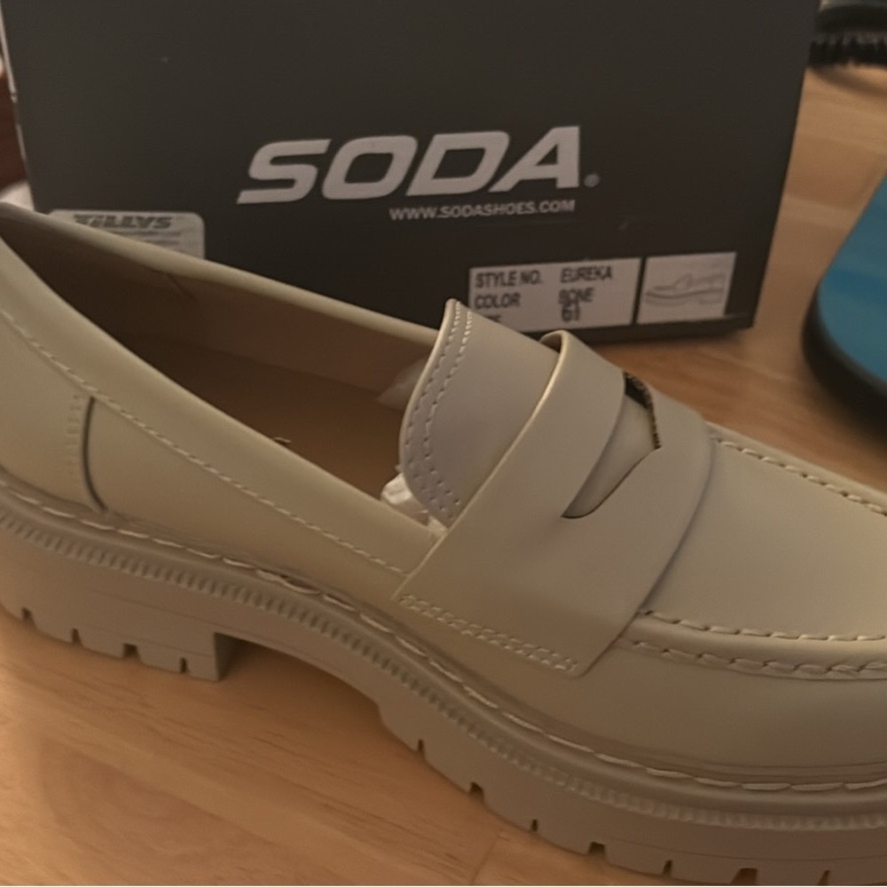 Soda women’s Beige Loafers